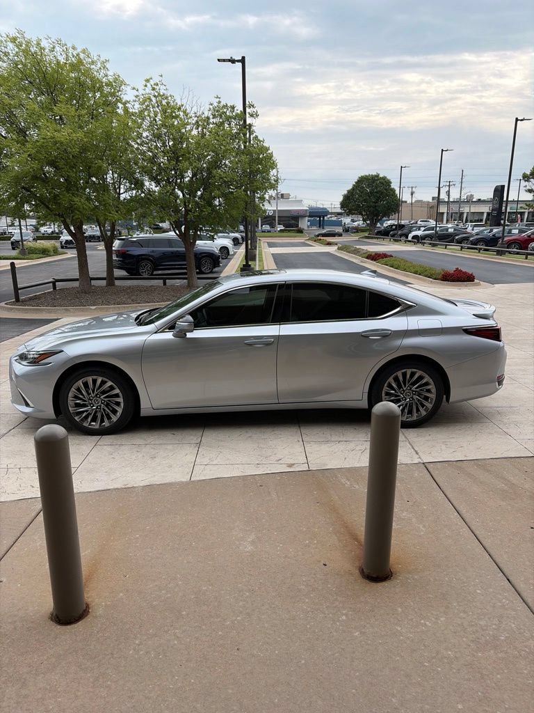 Used 2024 Lexus ES 300h Ultra Luxury w/ Accessory Package (Z2) FWD image 5