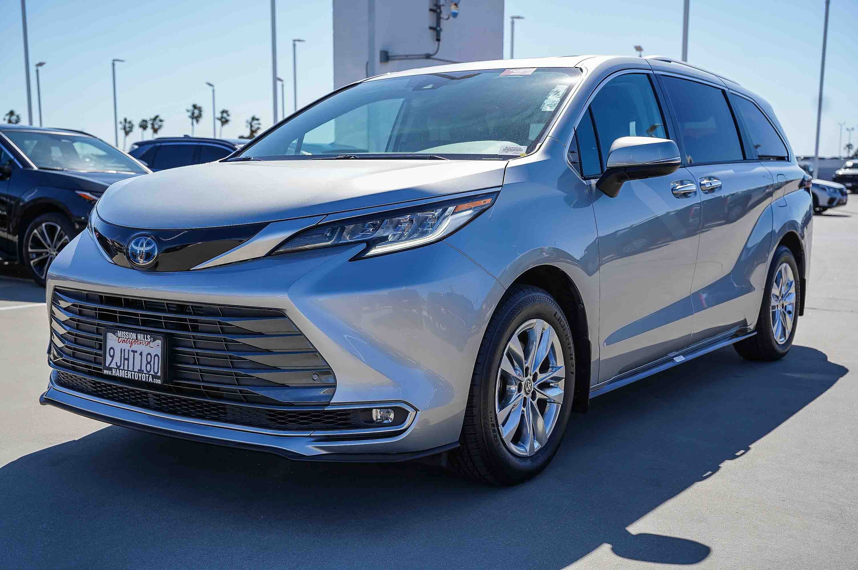 Certified 2023 Toyota Sienna Limited image 3