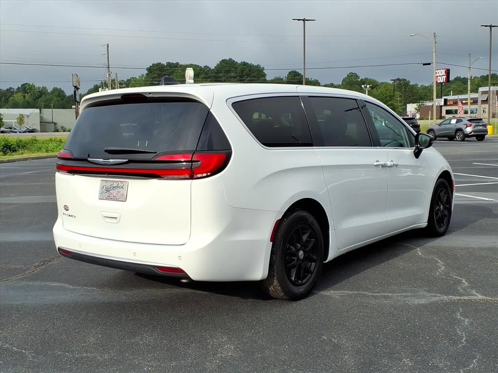 Used 2024 Chrysler Pacifica Touring-L FWD image 19