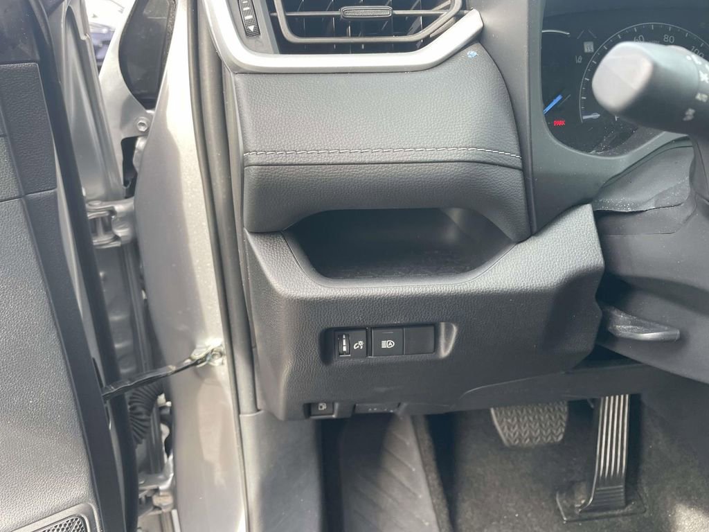 Used 2025 Toyota RAV4 XLE image 30