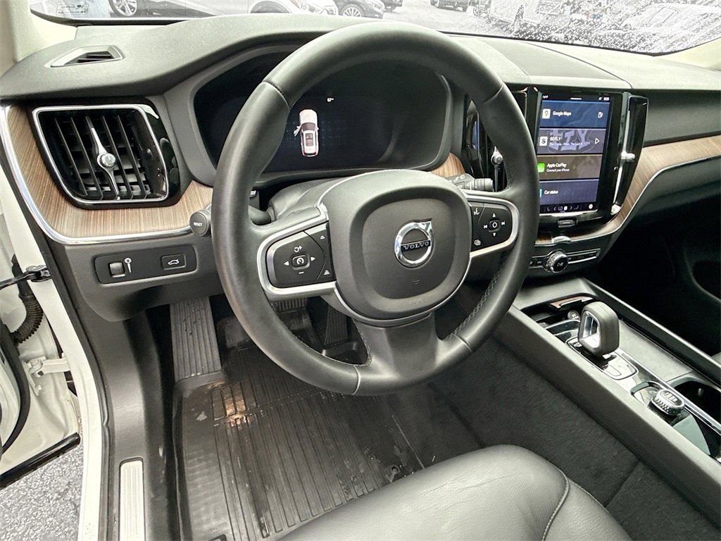 Used 2022 Volvo XC60 B5 Momentum image 12