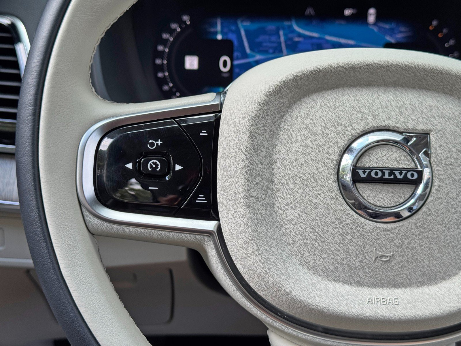 Used 2025 Volvo XC90 B6 Plus AWD/4WD image 22