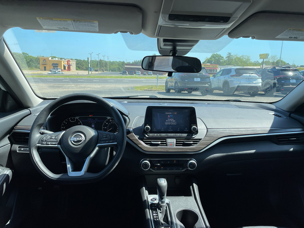 Used 2025 Nissan Altima 2.5 SV FWD image 11
