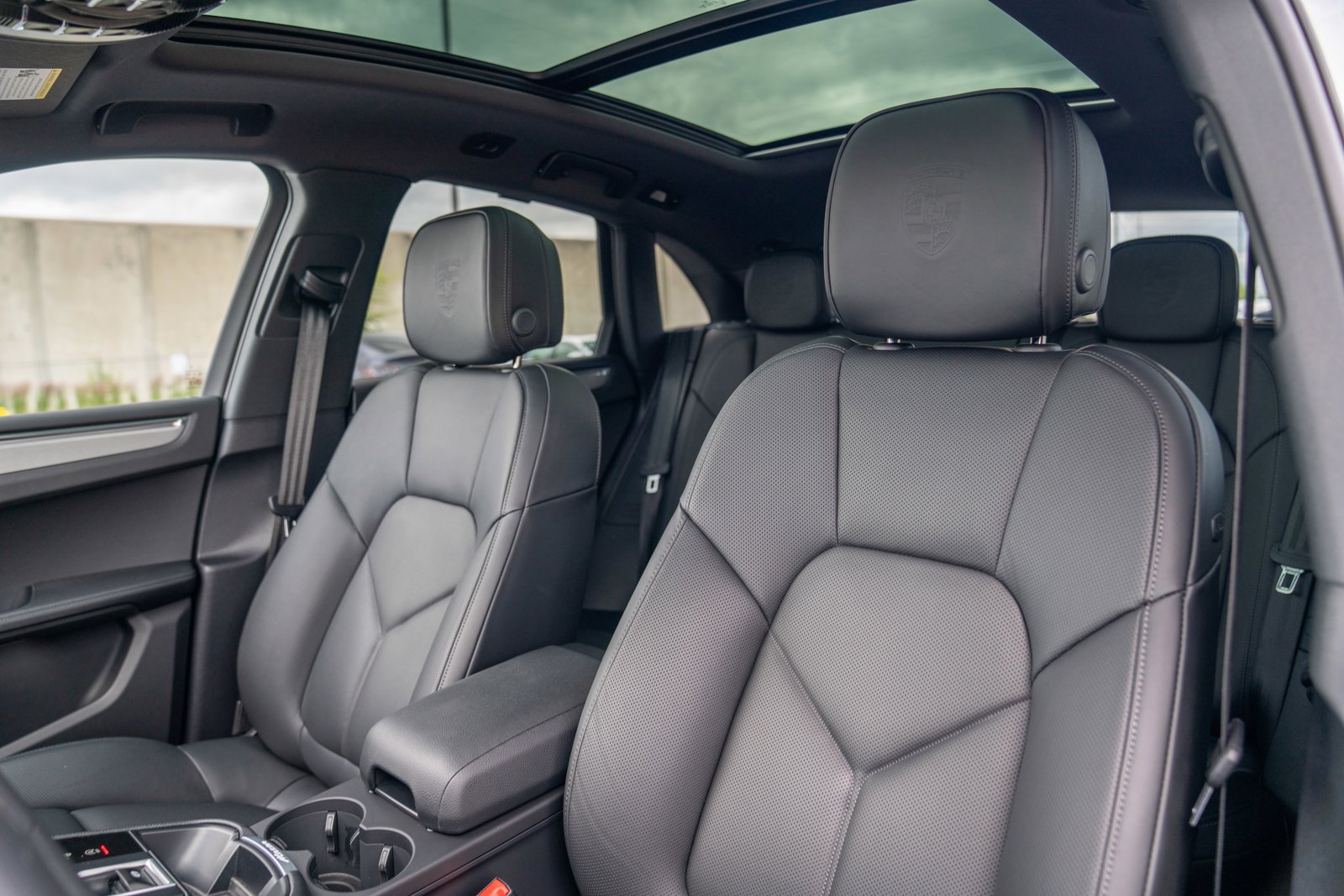 Certified 2026 Porsche Macan AWD/4WD image 5