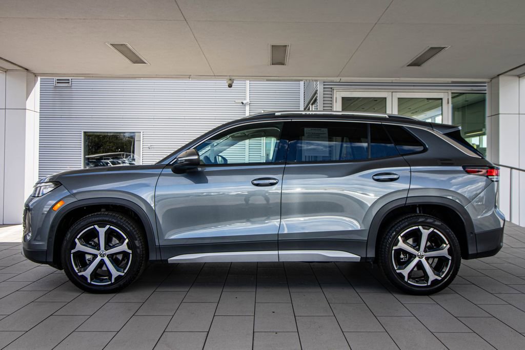 Certified 2025 Volkswagen Tiguan SE image 14