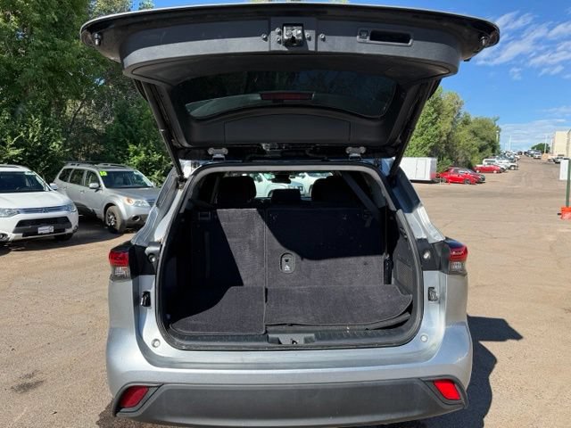 Used 2022 Toyota Highlander LE AWD/4WD image 16