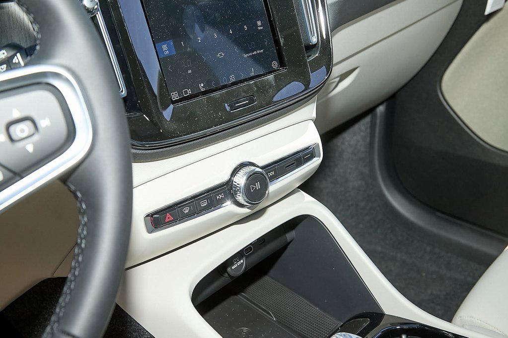New 2025 Volvo XC40 B5 Plus w/ Protection Package Premier image 14