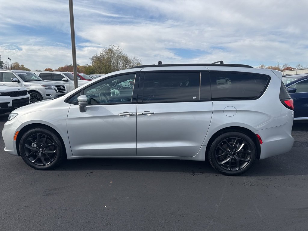 Used 2022 Chrysler Pacifica Touring-L w/ S Appearance Package image 7