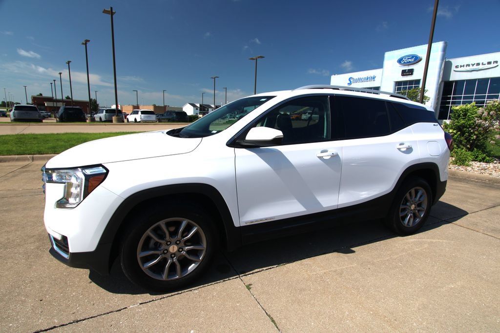 Used 2024 GMC Terrain SLT AWD/4WD image 16