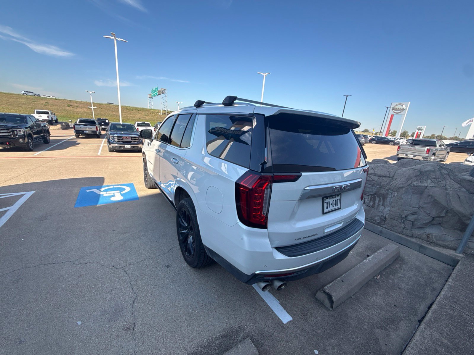 Used 2021 GMC Yukon Denali w/ Denali Premium Package AWD/4WD image 8
