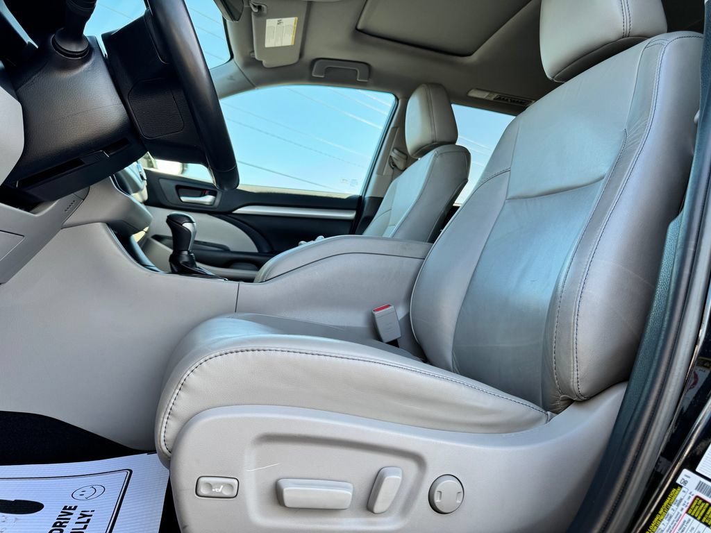 Used 2019 Toyota Highlander XLE FWD image 21