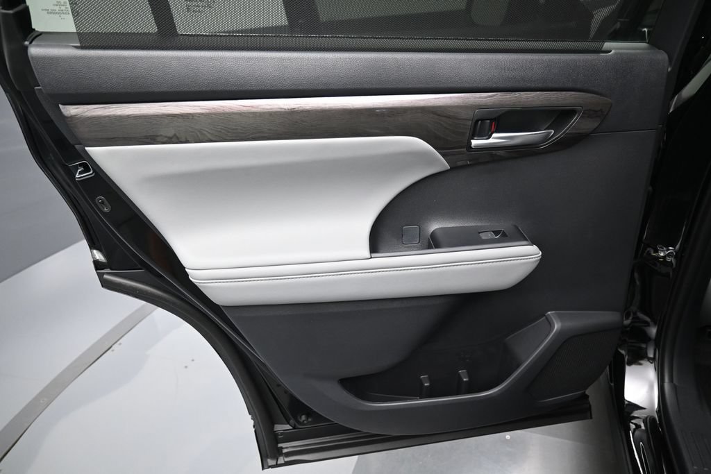 Certified 2026 Toyota Highlander Limited AWD/4WD image 31