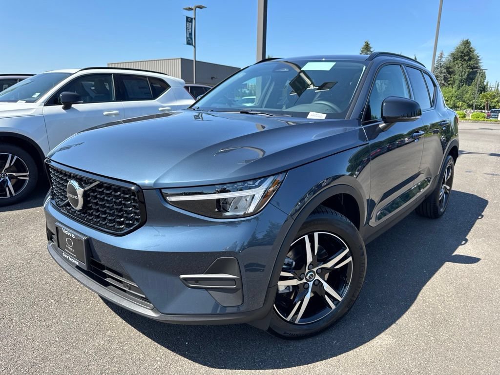 New 2026 Volvo XC40 B5 Core w/ Climate Package