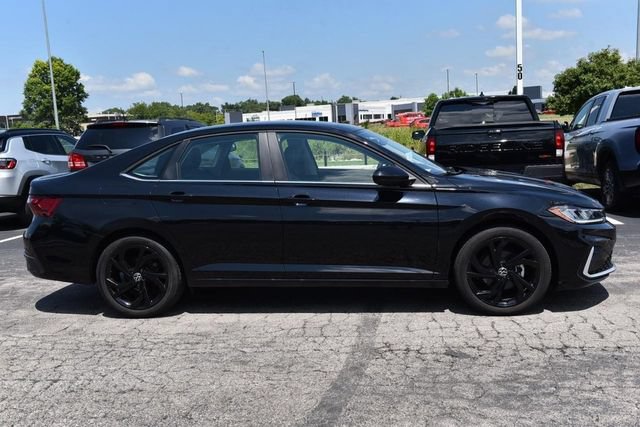 Used 2025 Volkswagen Jetta SE w/ Sunroof Package FWD image 5