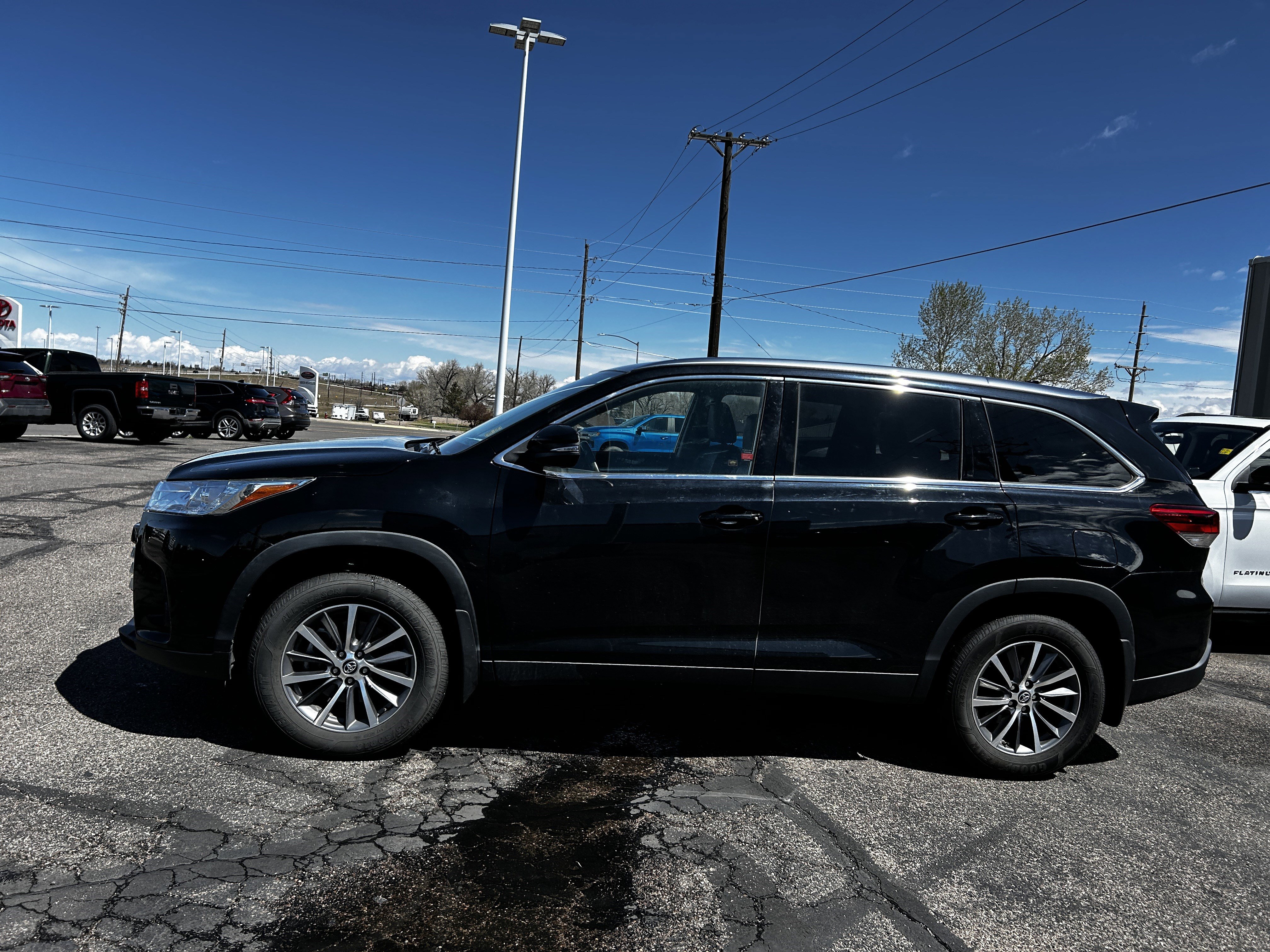 Used 2019 Toyota Highlander XLE AWD/4WD image 2