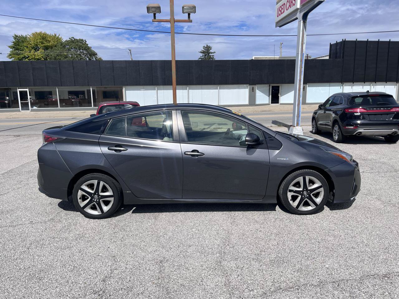 Used 2016 Toyota Prius Three Touring FWD image 2