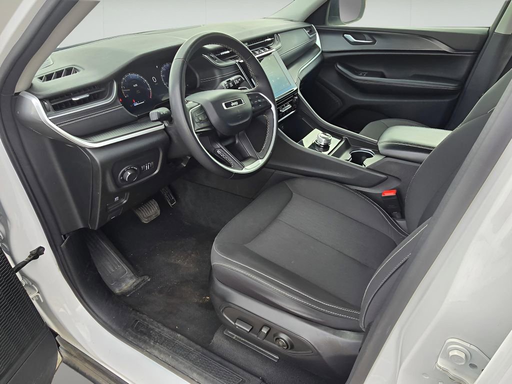 Used 2024 Jeep Grand Cherokee Laredo image 19