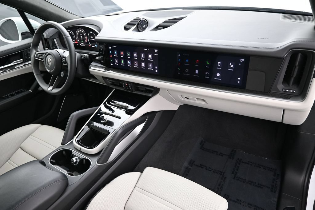 Certified 2025 Porsche Cayenne Turbo AWD/4WD image 32
