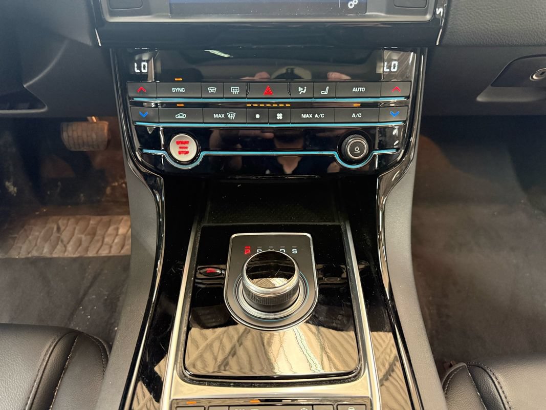 Used 2017 Jaguar XE Premium RWD image 22