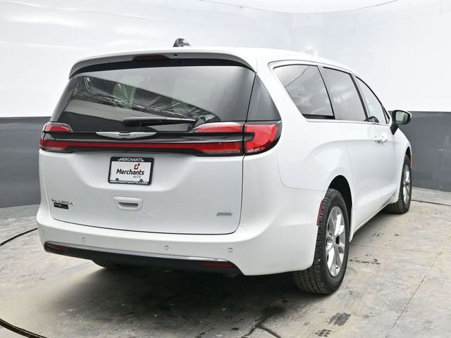 Used 2023 Chrysler Pacifica Touring-L image 6
