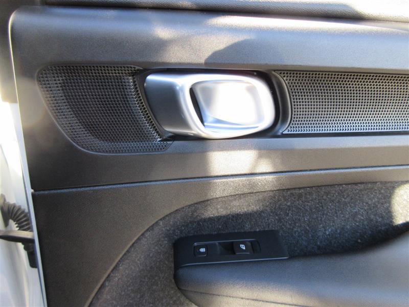 Used 2019 Volvo XC40 T4 R-Design image 28