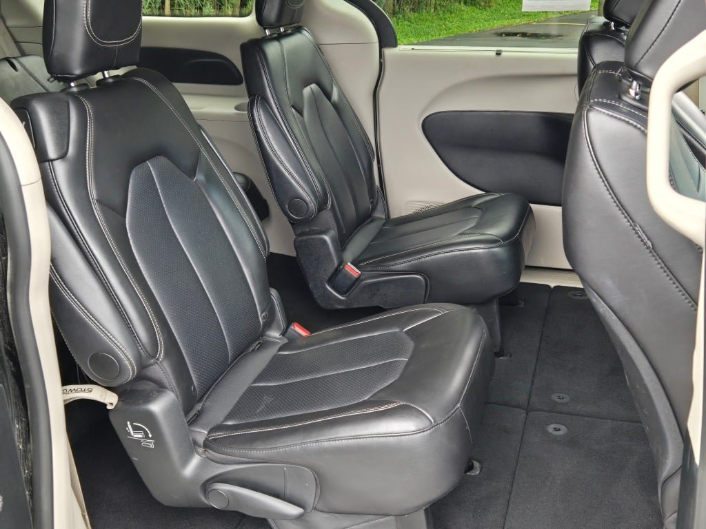 Used 2024 Chrysler Pacifica Touring-L FWD image 9