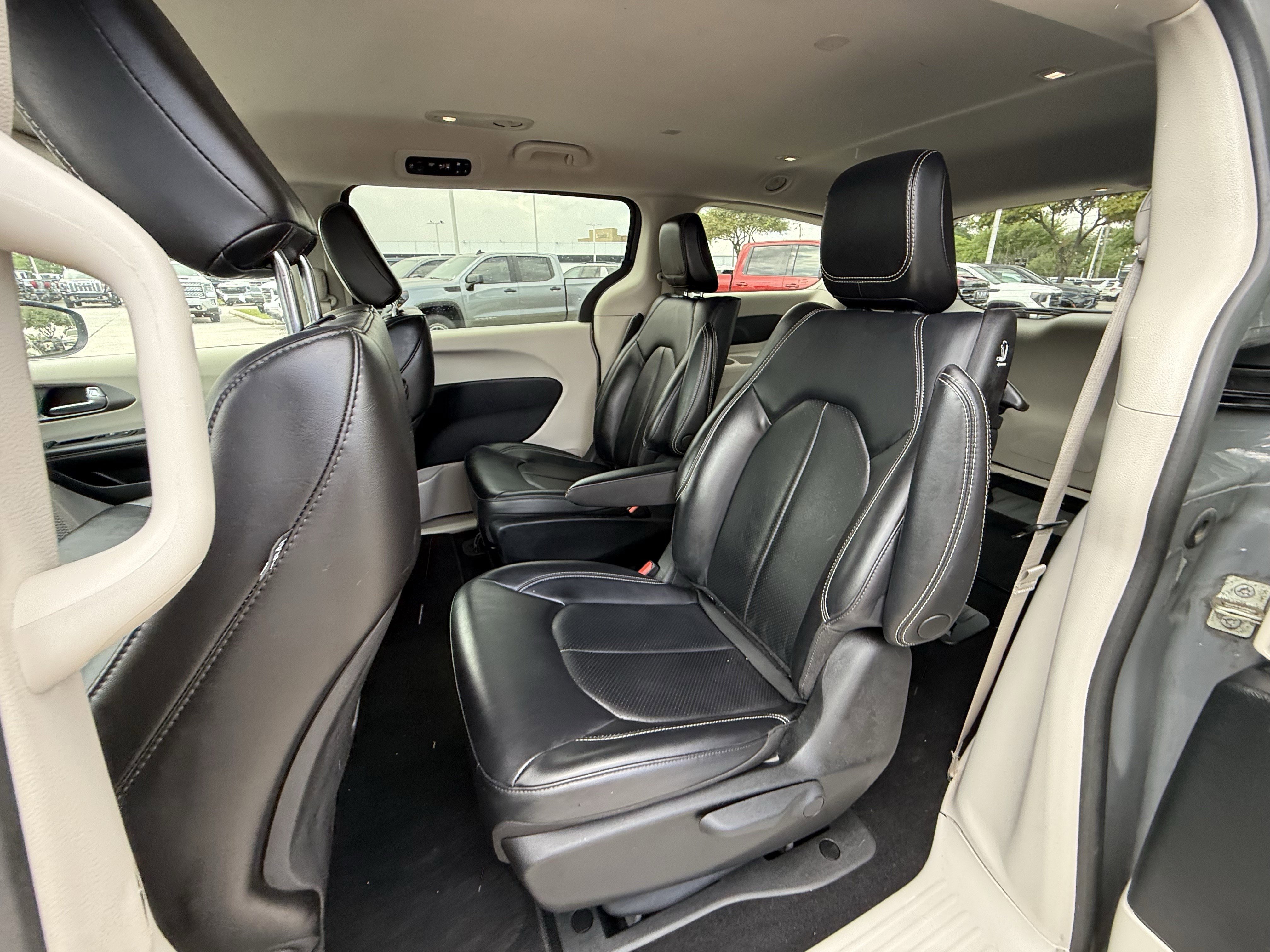 Used 2023 Chrysler Pacifica Touring-L image 28