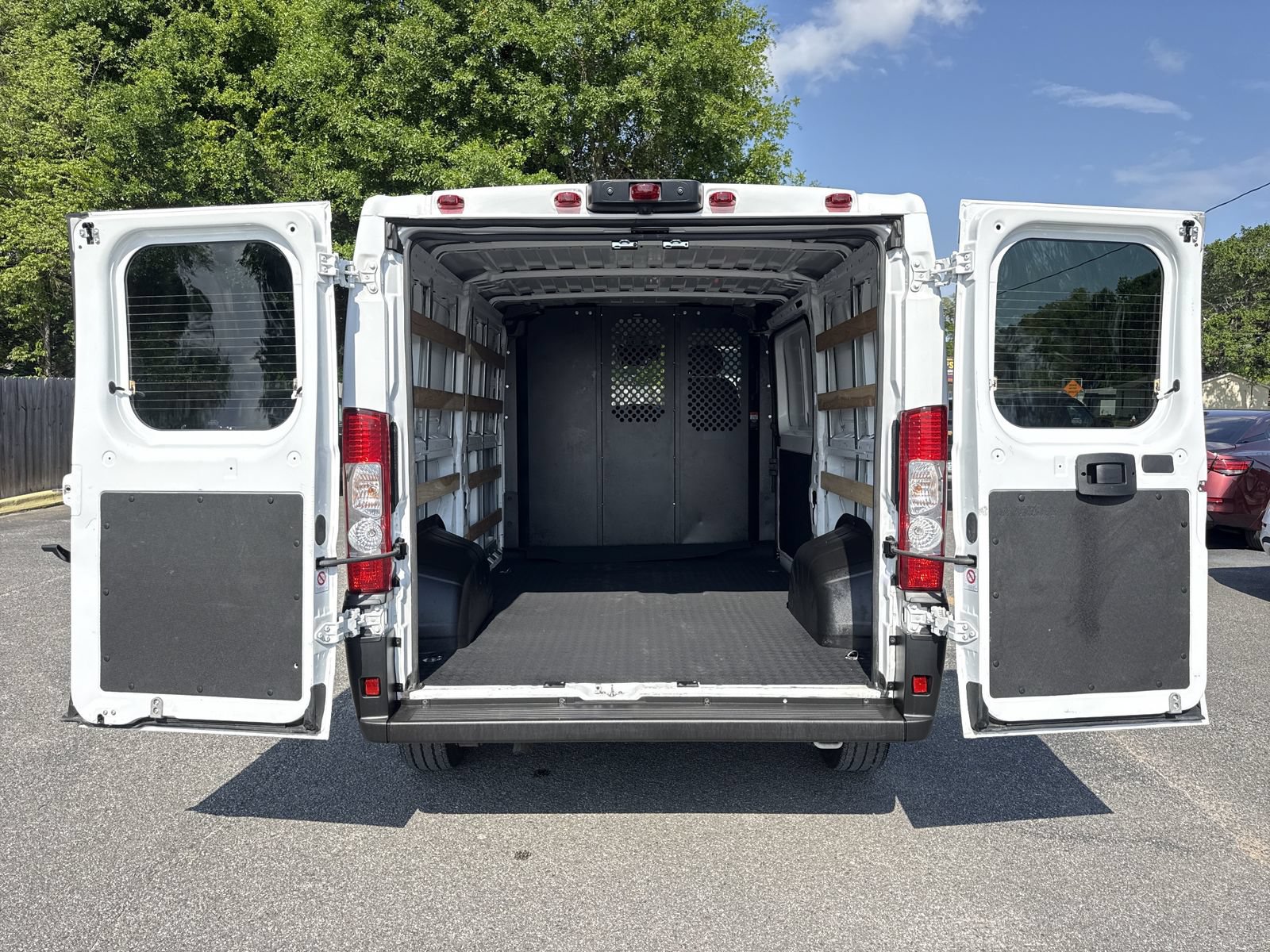 Used 2025 RAM ProMaster 2500 w/ U-Haul Equipment Group FWD image 25
