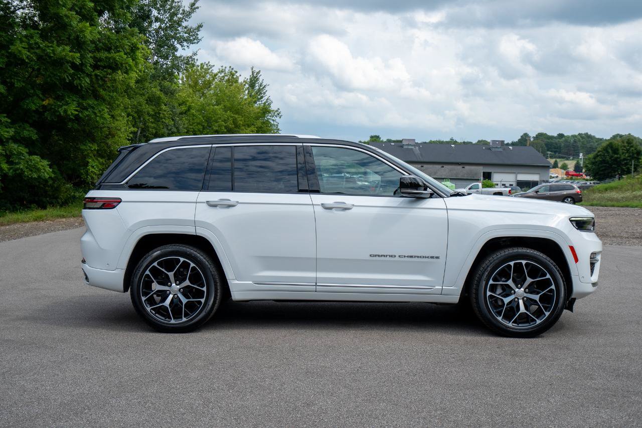 Used 2024 Jeep Grand Cherokee Summit AWD/4WD image 2