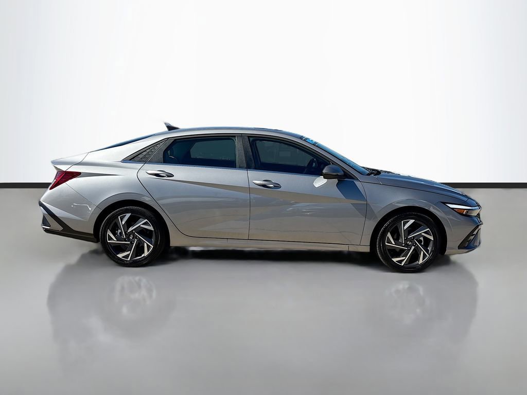Used 2025 Hyundai Elantra Limited image 4