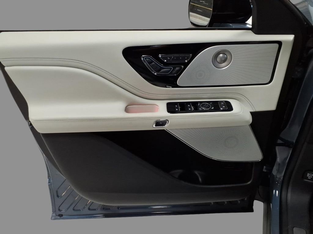 New 2026 Lincoln Aviator Black Label AWD/4WD image 16