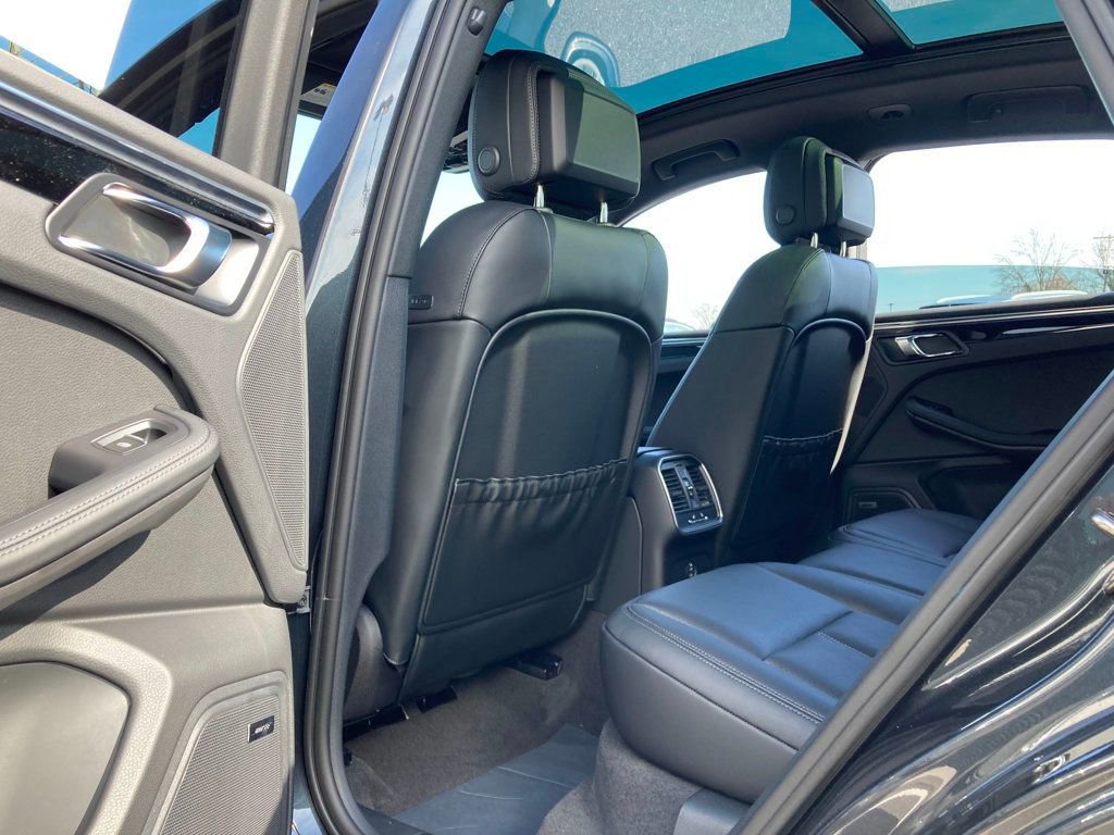Certified 2025 Porsche Macan image 18
