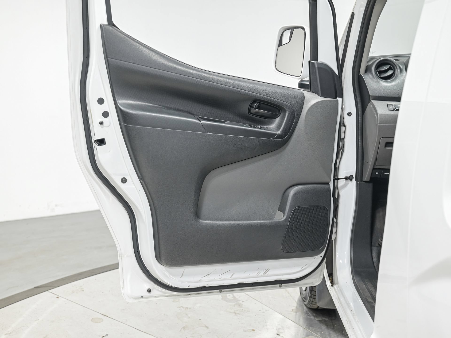 Used 2015 Nissan NV200 SV w/ Exterior Appearance Package FWD image 13