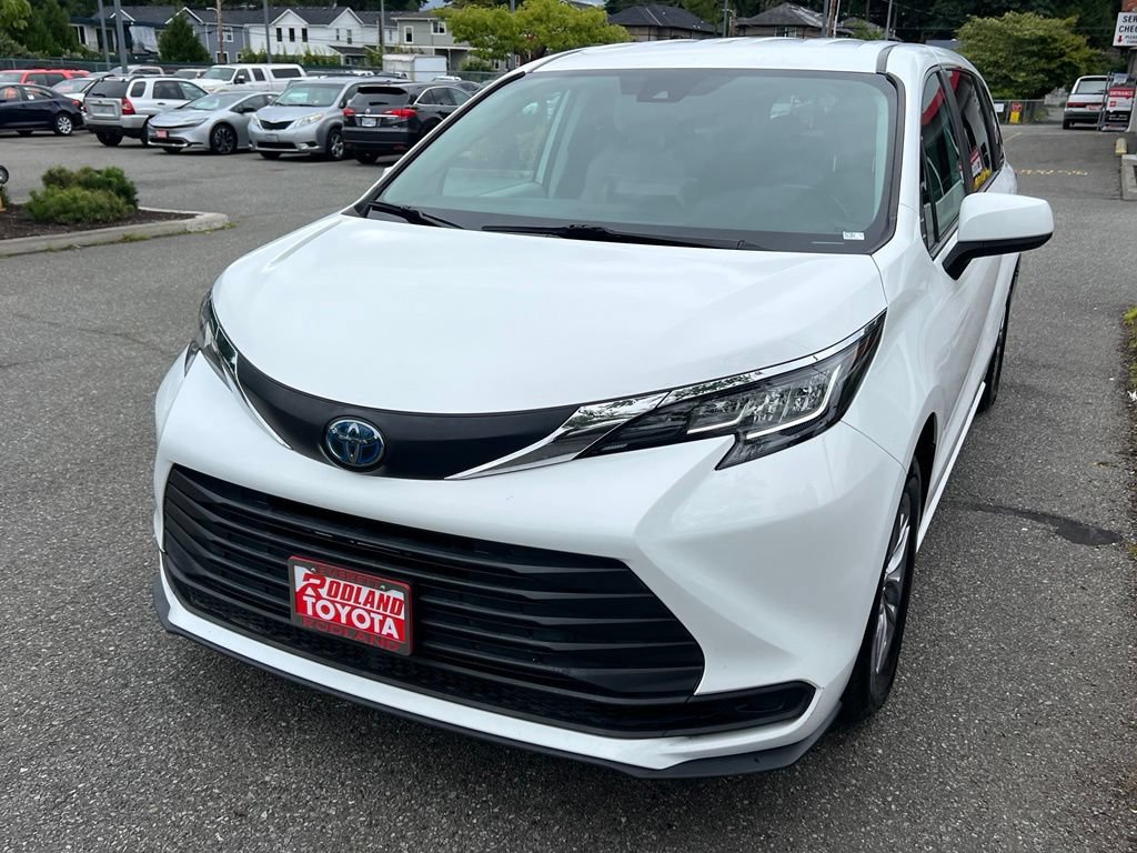 Certified 2023 Toyota Sienna LE FWD image 4