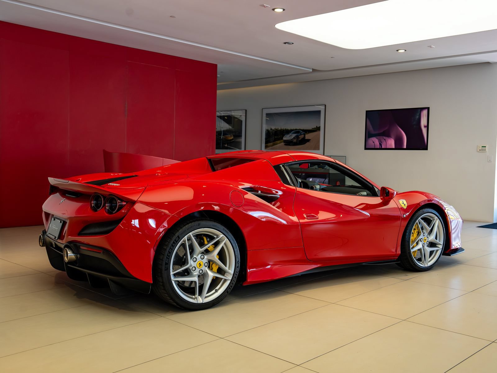 Certified 2021 Ferrari F8 Tributo RWD image 32