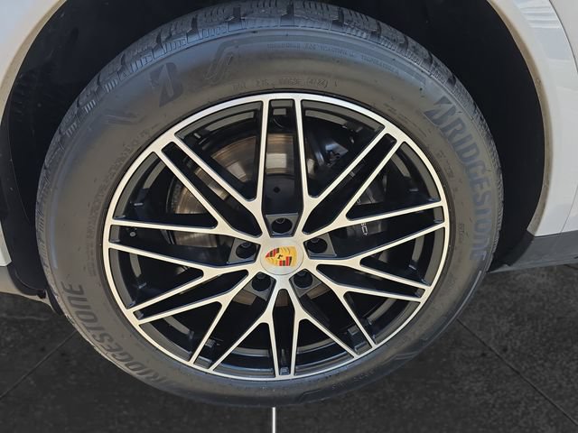 Used 2024 Porsche Cayenne AWD/4WD image 9