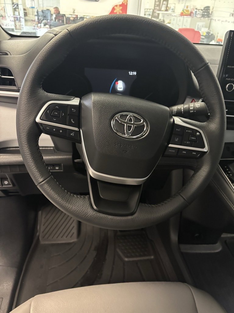Used 2025 Toyota Sienna XLE image 14