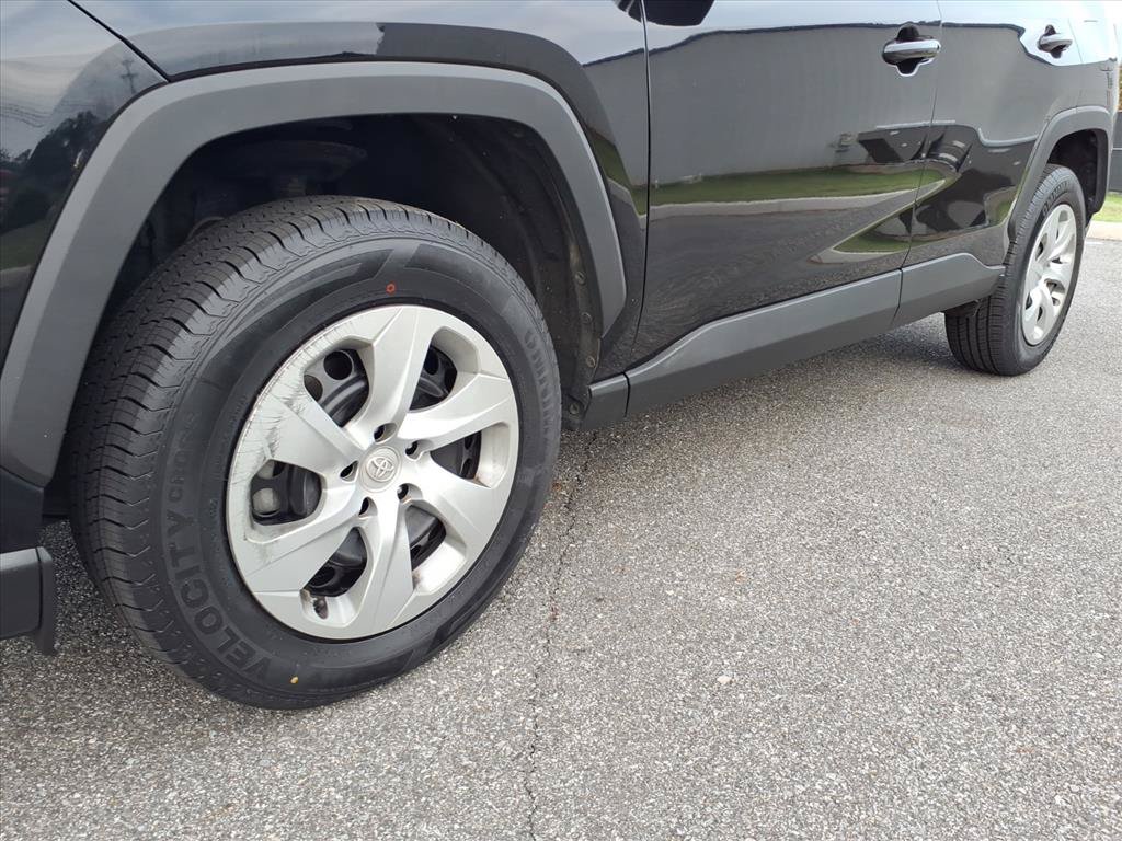 Used 2021 Toyota RAV4 LE AWD/4WD image 10
