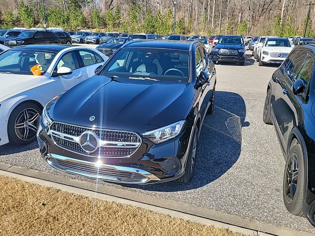 Used 2025 Mercedes-Benz GLC 300 4MATIC image 3