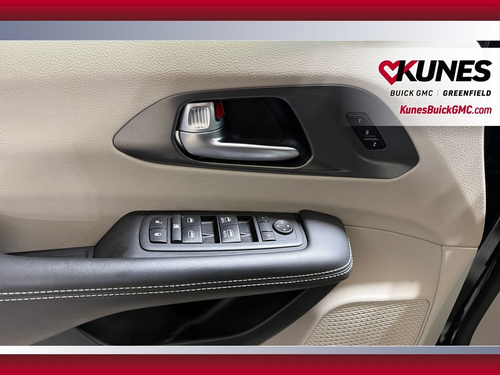 Used 2024 Chrysler Pacifica Touring-L FWD image 20