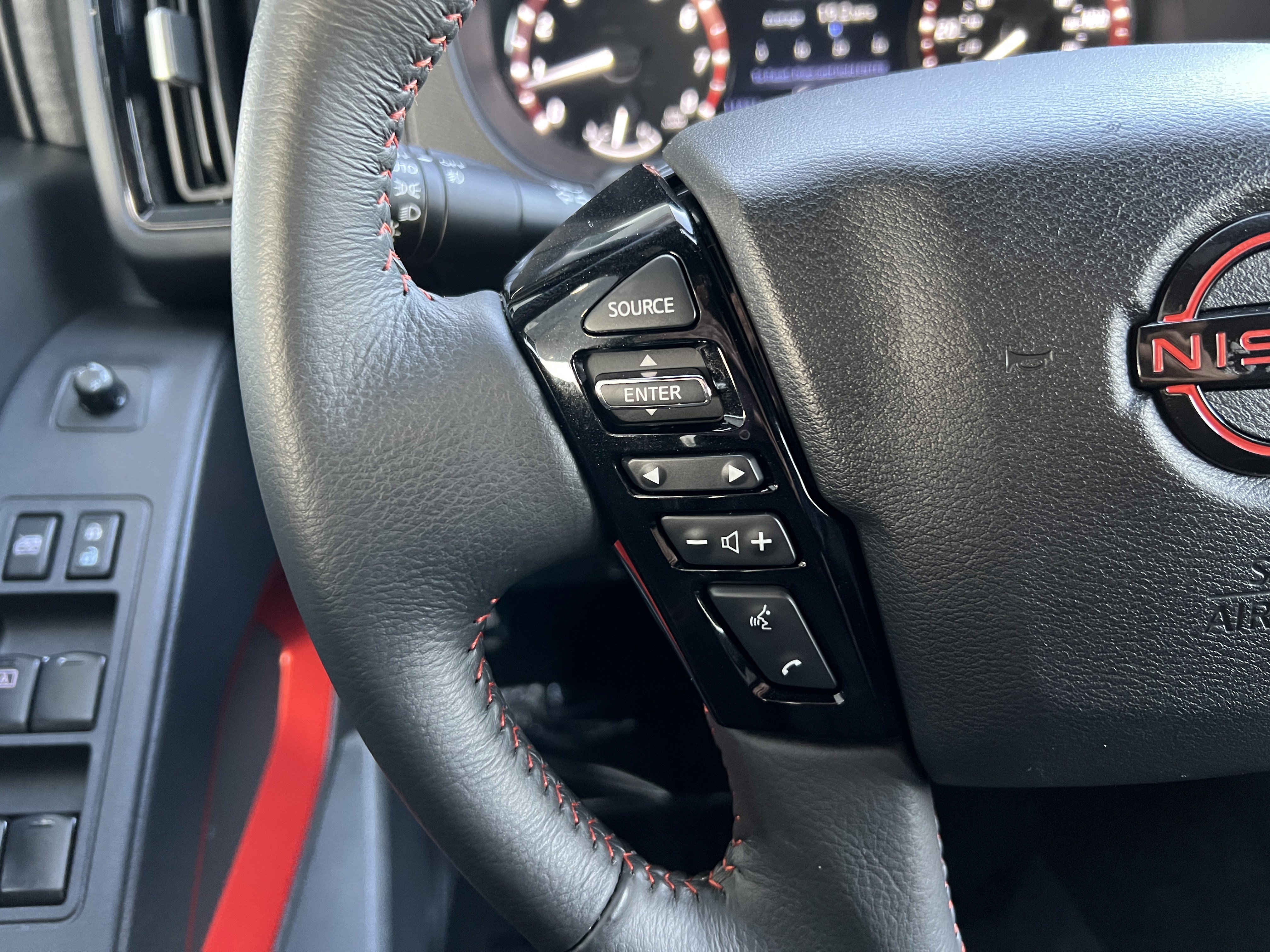 Used 2025 Nissan Frontier PRO-4X AWD/4WD image 25