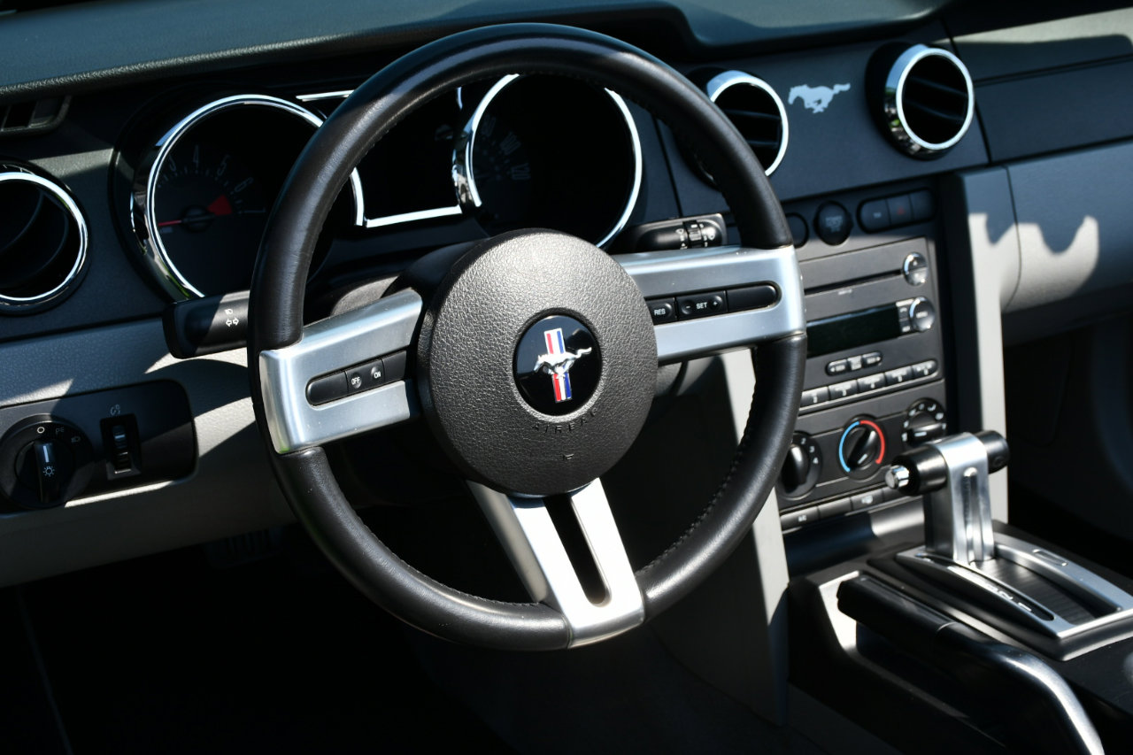 Used 2009 Ford Mustang Convertible image 16