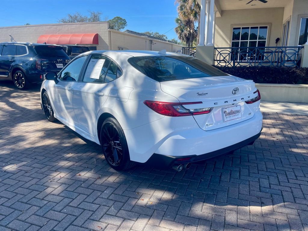 Used 2025 Toyota Camry SE image 3