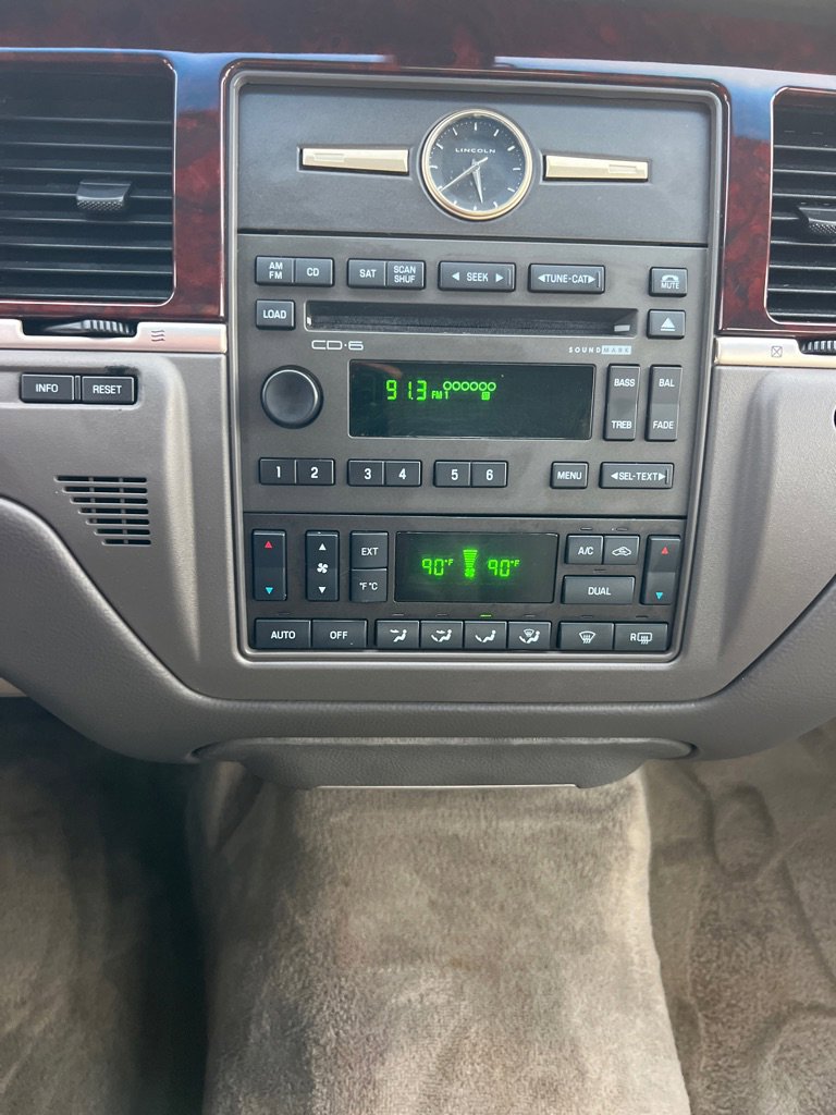 Used 2009 Lincoln Town Car Signature Limited image 27