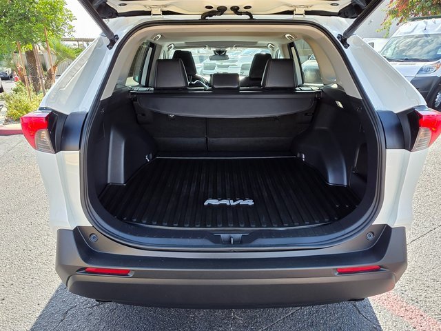 Used 2022 Toyota RAV4 XLE Premium image 11