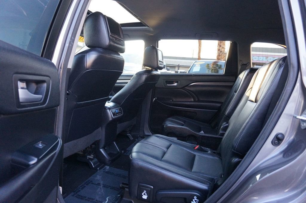 Used 2017 Toyota Highlander SE FWD image 19