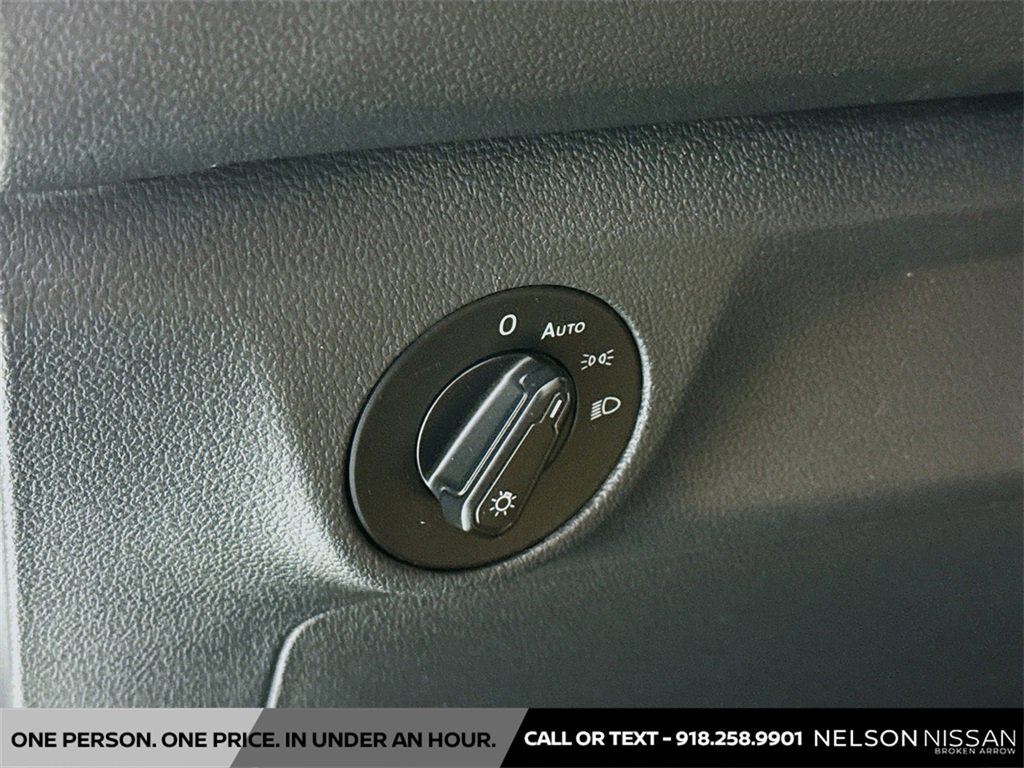 Used 2020 Volkswagen Jetta SE w/ SE Cold Weather Package image 10