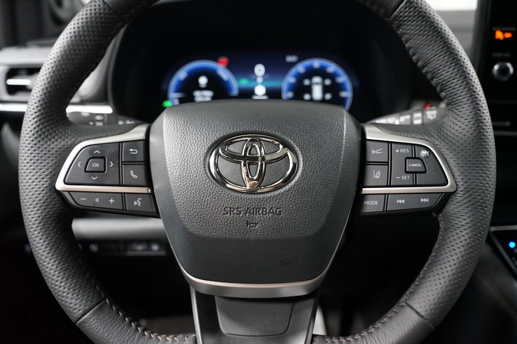 Certified 2025 Toyota Sienna Platinum FWD image 13