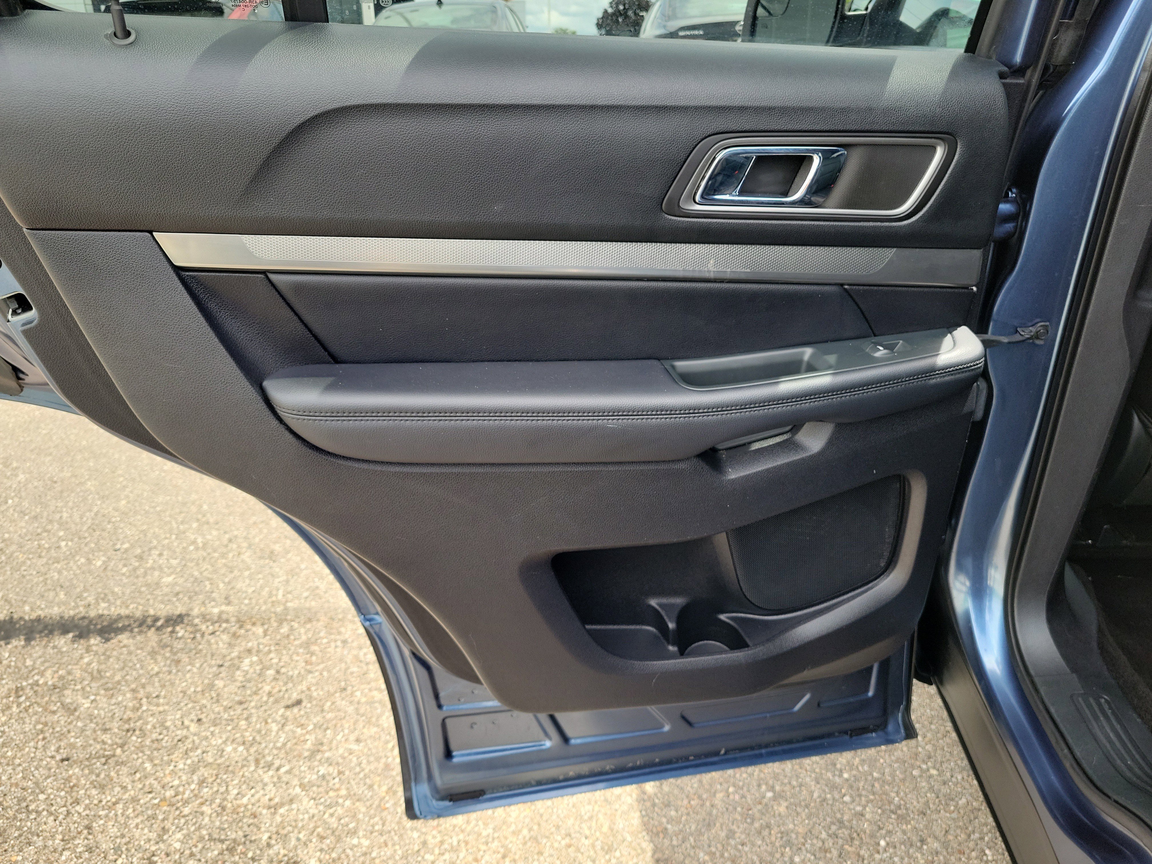 Used 2018 Ford Explorer XLT w/ Equipment Group 202A AWD/4WD image 15