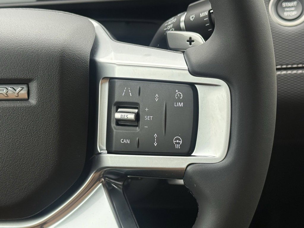 New 2025 Land Rover Discovery Dynamic SE image 18